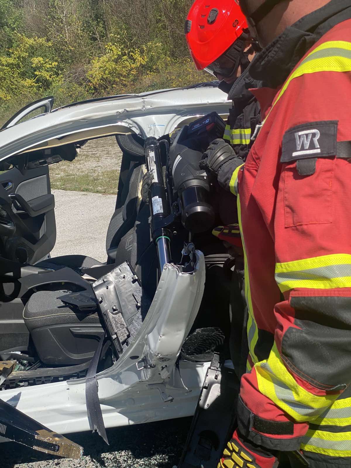 Tehnično reševanje ob prometnih nesrečah električnih in hibridnih vozil